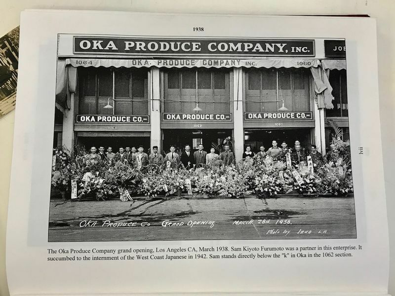 古本さんの父親が30歳の時（1938年）。ロサンゼルスの会社の創業記念写真。古本さんの姉が製作した古本ファミリーのヒストリー本より。（資料は筆者が撮影）