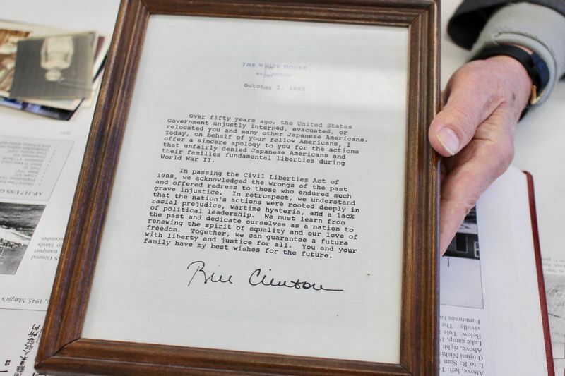 古本さんが93年に受け取った、当時のクリントン大統領の名前付きの謝罪文。（撮影：筆者）