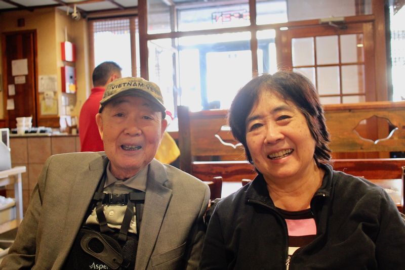 士官学校時代の休暇中にパーティーで出会った日系人妻キャロル(CAROLYN)さんと。今年結婚50周年を迎えた。「PTSDで随分迷惑をかけた。家内なしで今の私は存在しません」。(撮影:筆者)