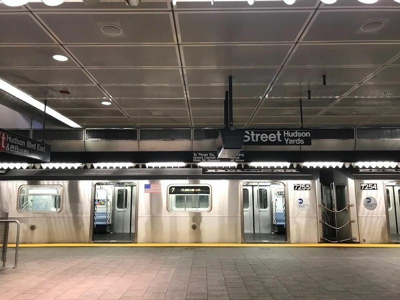 ニューヨーク市の地下鉄駅。2015年に建設されたばかりの新しい駅にも、ホームドアはない。(c) Kasumi Abe