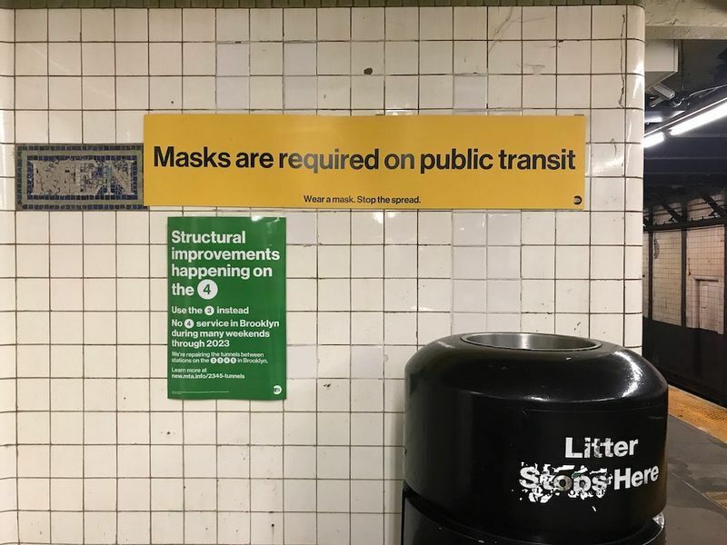 「公共交通機関ではマスク必要」と。地下鉄の駅。(c) Kasumi Abe