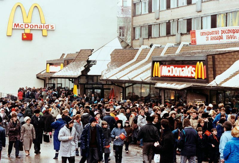 1990年1月31日、モスクワにオープンしたマクドナルドのロシア一号店には、煌びやかな「西」の食べ物を求めて長蛇の列ができた。