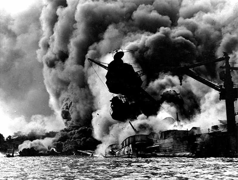 1941年12月7日、旧日本軍による奇襲攻撃により、最も壊滅的な攻撃を受けた真珠湾の海軍の戦艦「USSアリゾナ」。