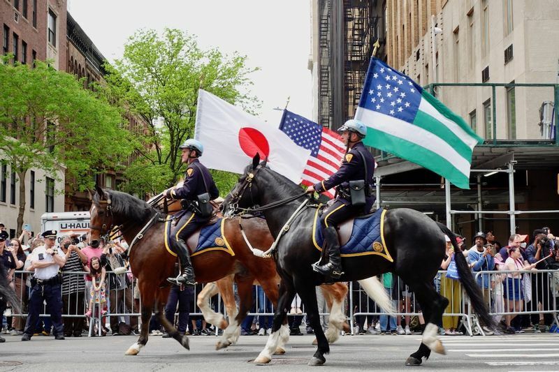 セントラルパーク・ウェストの81丁目から68丁目までを、ニューヨーク市警や日系人などが練り歩いた。(c) Kasumi Abe