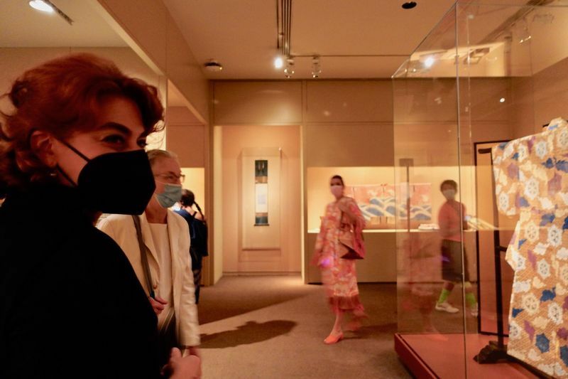 同美術館の日本美術アソシエイト・キュレーター、モニカ・ビンチクさん（左）。(c) Kasumi Abe