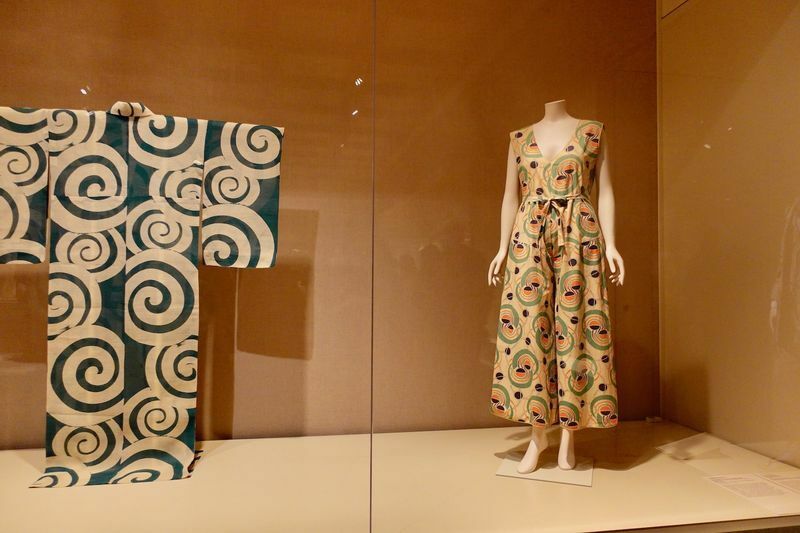 1935年、アメリカで流行ったビーチパジャマ（右）と、その柄に影響を受けたとされる日本の夏物の着物。(c) Kasumi Abe