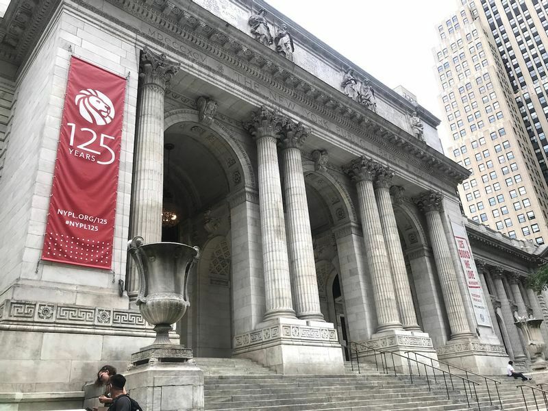 NYPL本館。1895年創設で、NY市5区の合併年（1898年）より長く、127年の歴史がある。(c) Kasumi Abe