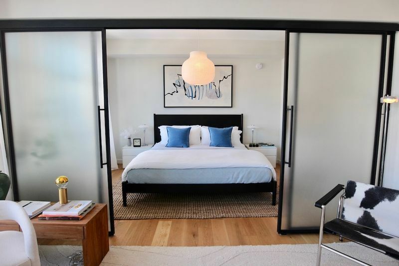 ベッドはもちろん、照明器具や絨毯など「すべて」込みで購入できる。(c) Kasumi Abe
