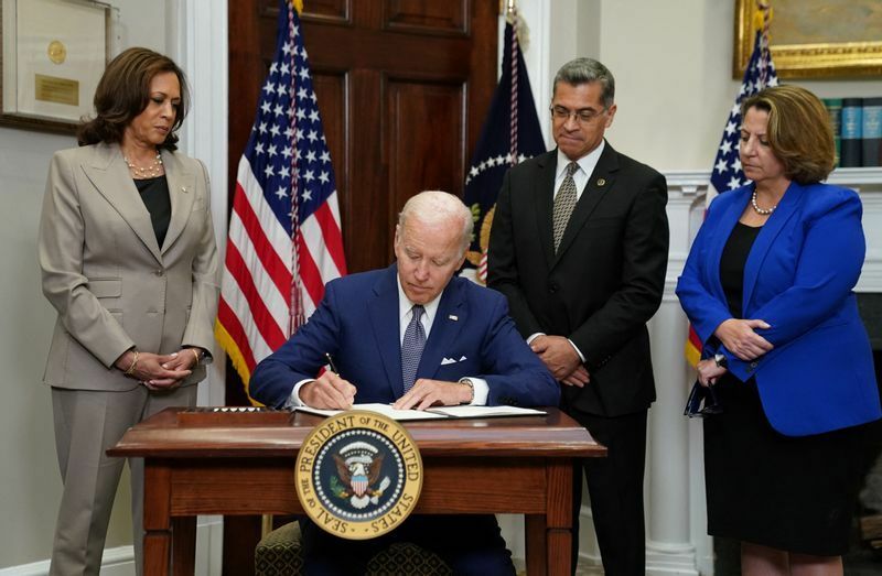 人工妊娠中絶の権利を支援するための大統領令に署名したバイデン大統領。