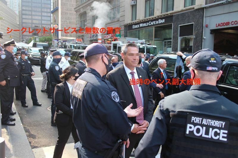 ペンス氏が車に戻るところ。私服のSPに加え、ものすごい数の警官が配置されていた。(c) Kasumi Abe