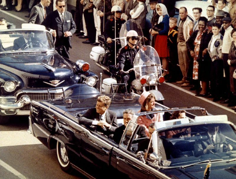 暗殺される直前のケネディ大統領（当時）と夫人ら。バリケードも設置されていなかった。