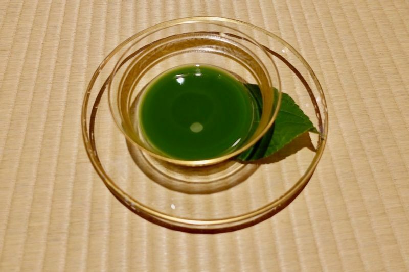 フランス発のバカラの器に入れられた日本の冷茶。(c) Kasumi Abe