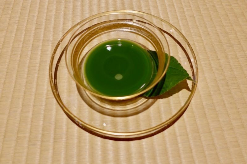 フランス発のバカラの器に入れられた日本の冷茶。(c) Kasumi Abe