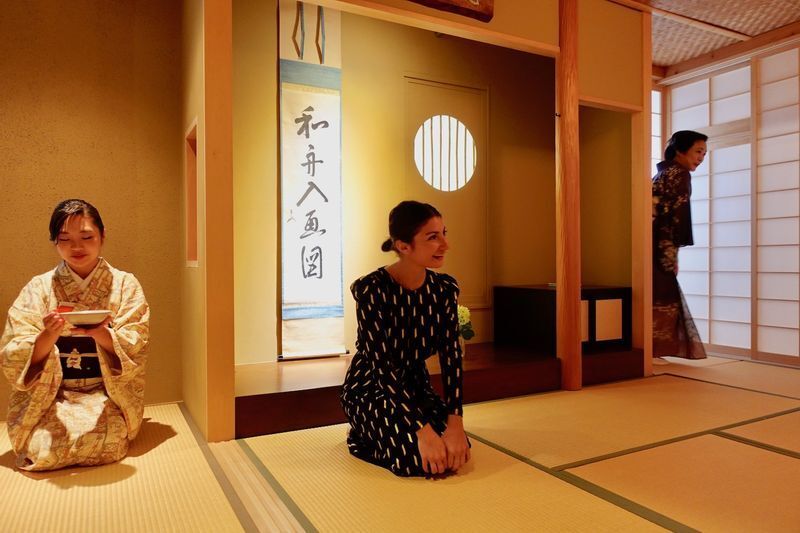 茶会に参加したSorateのファウンダー、シルヴィアさん(真ん中)。(c) Kasumi Abe