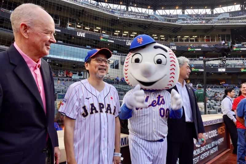 (左から)メッツのオルダーソン社長、森大使、メッツのキャラクター、始球式で捕手をした吉井氏。(c) Kasumi Abe