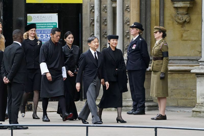 ウェストミンスター寺院での葬儀へ向かわれる天皇皇后両陛下。