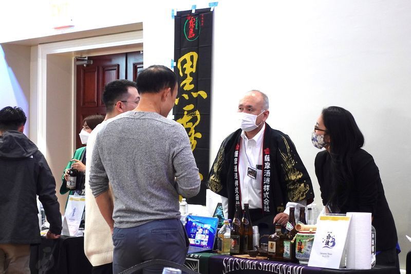 日本から参加した蔵元に熱心に話を聞く参加者。(c) Kasumi Abe