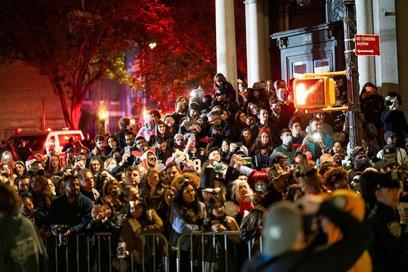 コロナ禍を経て2021年、NYのハロウィンパレードには多数の人が集まった。
