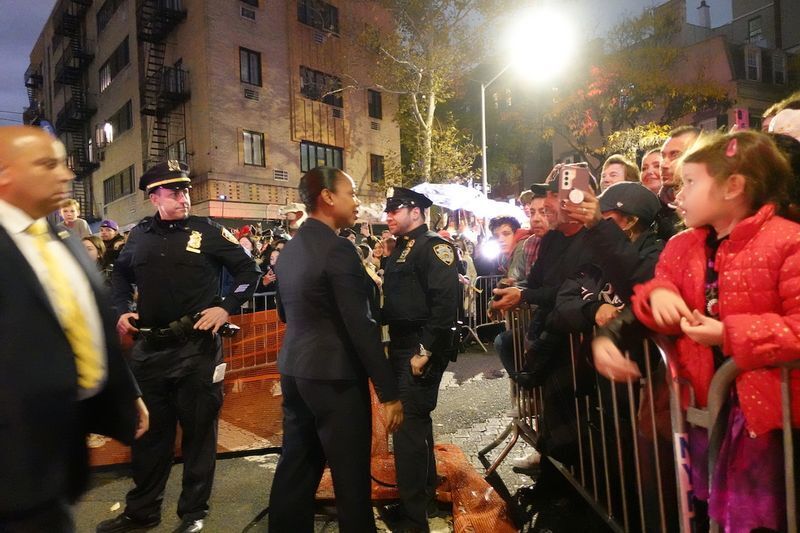 市民と会話をするNYPDのスウェル警察本部長(Police Commissioner, Keechant L. Sewell)。 (c)Kasumi Abe
