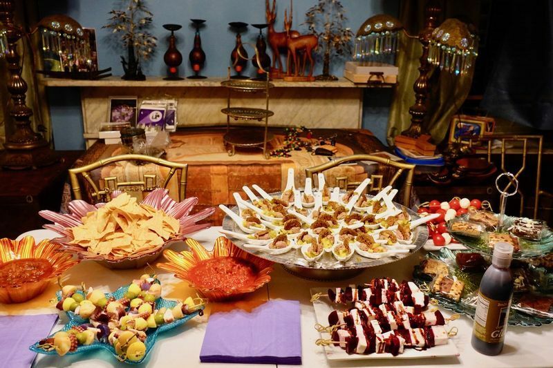ステファニアの医療費を賄うため12月、ボランティアによりファウンドレージングイベントが行われ、$1200（16万円）が集まった。テーブルにアラさんのウクライナ料理が並んだ。(c)Kasumi Abe