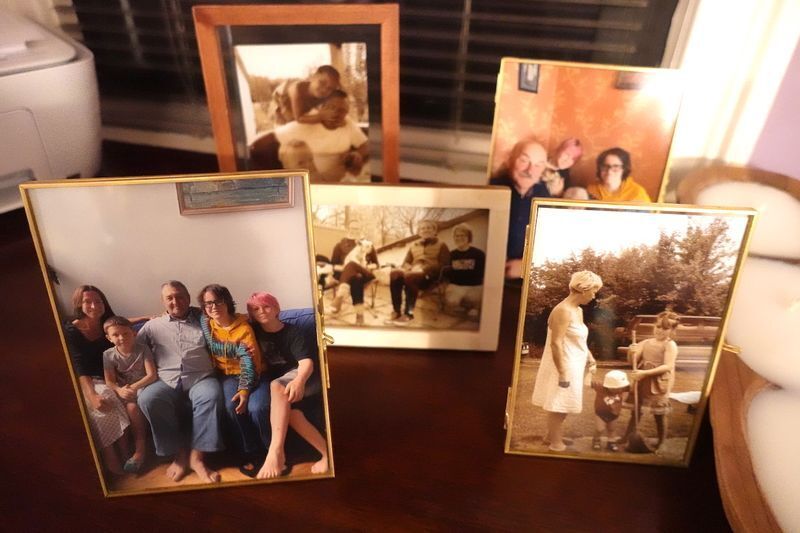 アラさんの父親、8年前に他界した母親などキーウに住んでいた頃の家族写真。「写真を見るたびに思い出すの。私の心はまだ祖国にあると」(娘のマイヤさん)。(c)Kasumi Abe