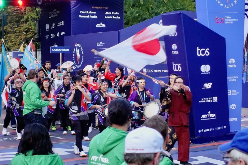 オープニングセレモニーのパレードで、応援団として参加した日本太鼓愛好会。(c)Kasumi Abe