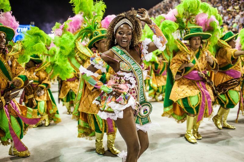 豪華絢爛なブラジルの踊りの祭典、リオのカーニバルはあまりにも有名。