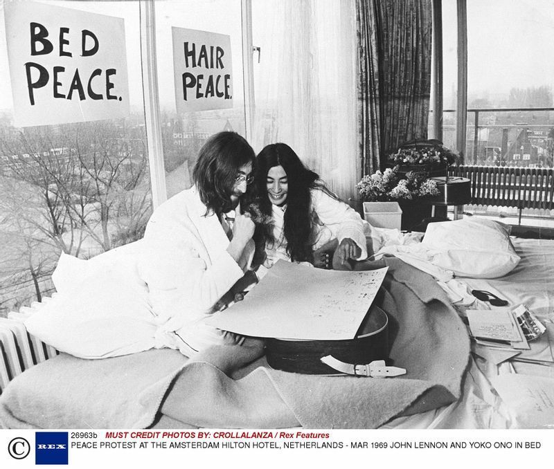 ビートルズ解散の前年の1969年3月、「IN BED」という平和を祈るデモンストレーションをしたジョンとヨーコ。