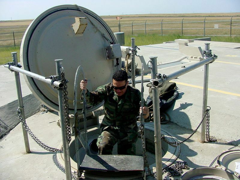 モンタナ州のマルムストローム空軍基地には、核を搭載したICBM（大陸間弾道ミサイル）があり、緊急時にいつでも発射できるように準備されている。（写真は点検中のクルー。2005年撮影）