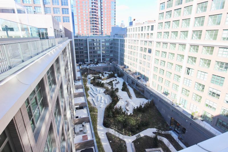 住民専用の公園を上階から見た図。一般的な市民公園より広い!(c) Kasumi Abe
