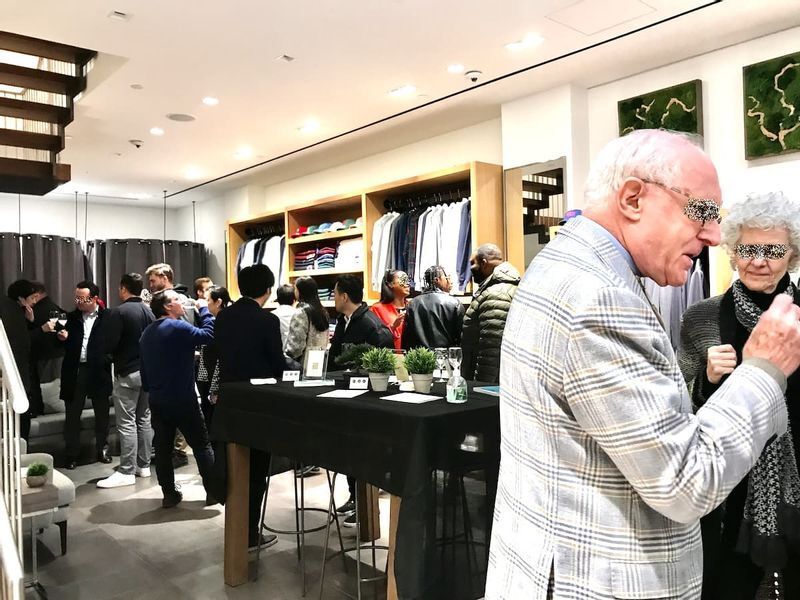 試飲もあり、この室内イベントでマスク姿の人は見かけなかった。(ニューヨーク市のKASHIYAMAで今月。写真は筆者により一部加工済)。(c) Kasumi Abe