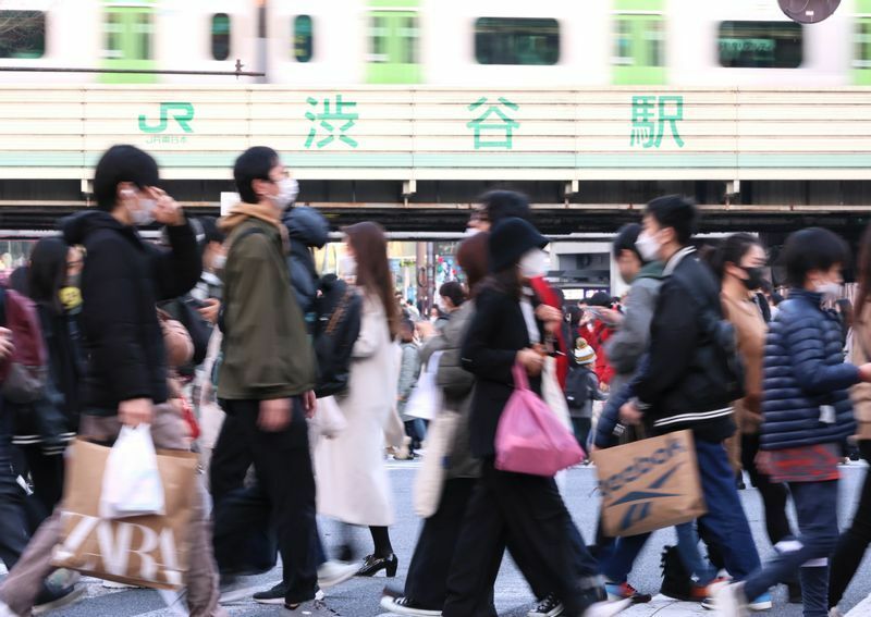 今年1月9日、東京・渋谷を行き交う人々。