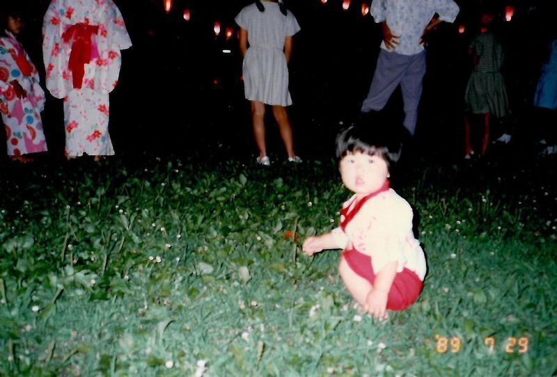 幼少期のオカツカさん。大好きだった盆踊り大会で。（写真は本人提供）