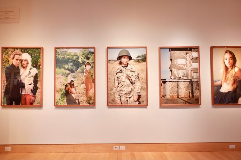 キーウ出身の写真家、Yelena Yemchukさんによる写真シリーズ「オデッサ」展。企画展は4、5ヵ月ごとに変わる。(c) Kasumi Abe