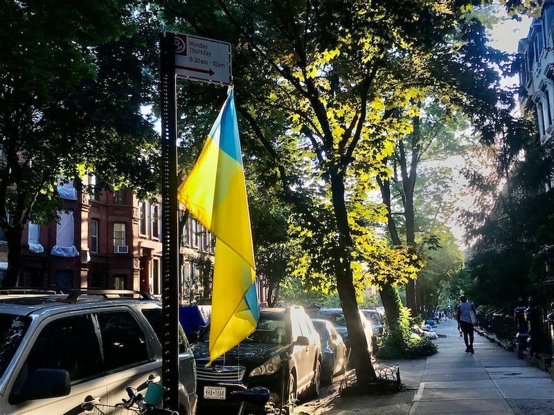 ニューヨーク市内で見かけるウクライナ国旗。(c) Kasumi Abe
