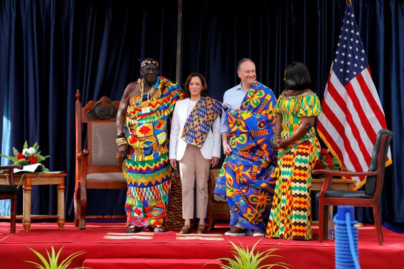ガーナを訪れ歓迎される米ハリス副大統領夫妻。