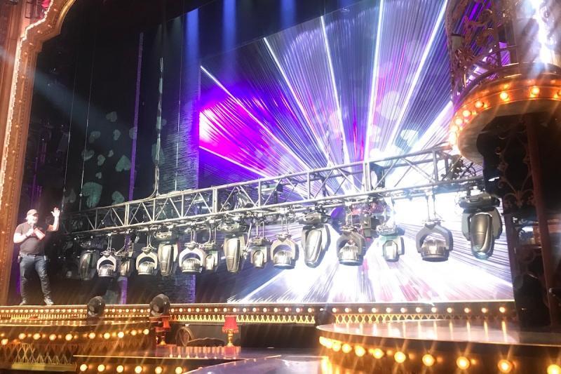 125人規模で公演が実現している『ムーラン・ルージュ!』。普段は表に出てこない裏方(照明スタッフなど)がステージ上で「仕掛け」を説明した。(c) Kasumi Abe