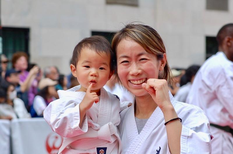 柔道着を着て参加した1歳半の男の子。(c) Kasumi Abe
