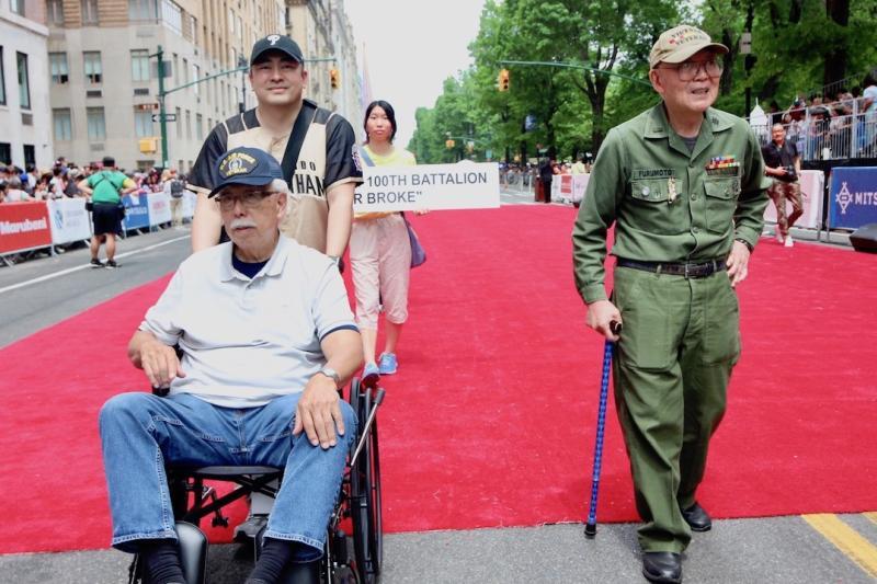 日系アメリカ人退役軍人協会の一員としてパレードを行進した、日系3世の古本武司さん(右)とMasu Ookaさん。(c) Kasumi Abe