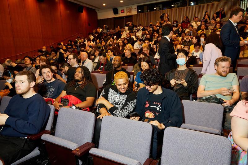 収容人数260人の劇場は上映会のこの日、熱狂的なファンで満員御礼となった。(c) Daphne Youree