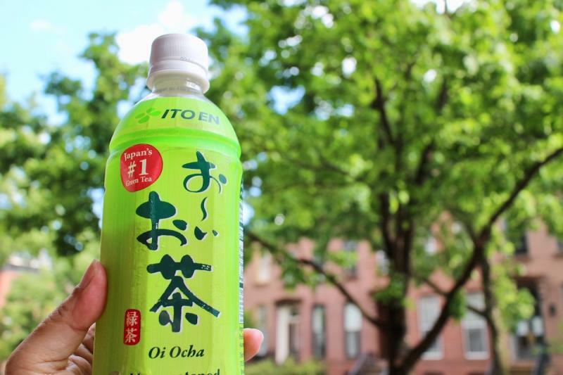 ITO ENの「お〜いお茶」など無糖茶のペットボトルは、街角のデリで普通に売られている。(c)Kasumi Abe