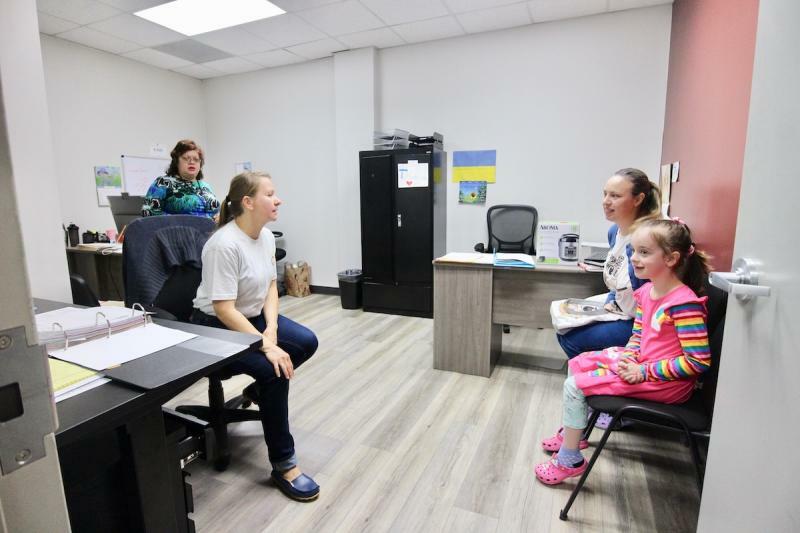 アメリカに1月に到着したウクライナ避難民の就職相談に対応するCCSケースマネジャー。医療系に従事していた母親は同類の仕事を探す。(c)Kasumi Abe