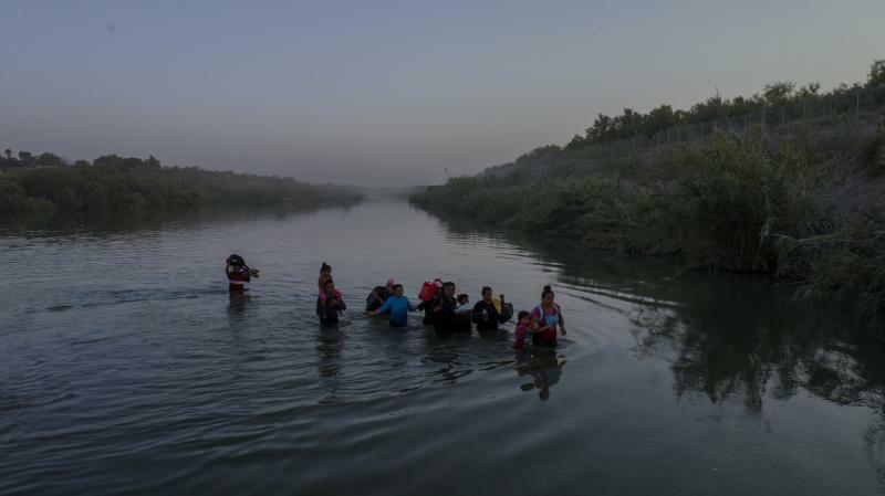 今年7月28日、米・メキシコ国境のリオ・グランデ川を渡ってアメリカに向かう人々。国境に中南米から移民が殺到し、社会問題になっている。