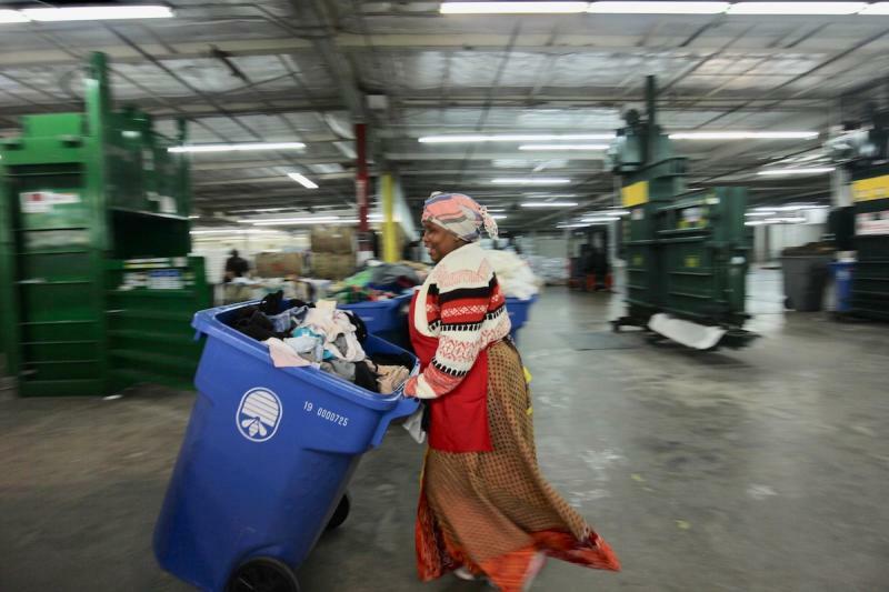 ブルンジから逃れてきた難民のマリアさんは5人の母。ユタ州の古着の仕分け倉庫で働いて2年になる。(c)Kasumi Abe