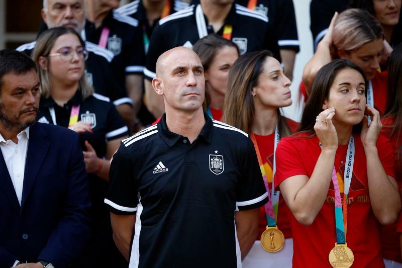 スペインサッカー連盟のルイス・ルビアレス会長（中央）と女子サッカー選手。