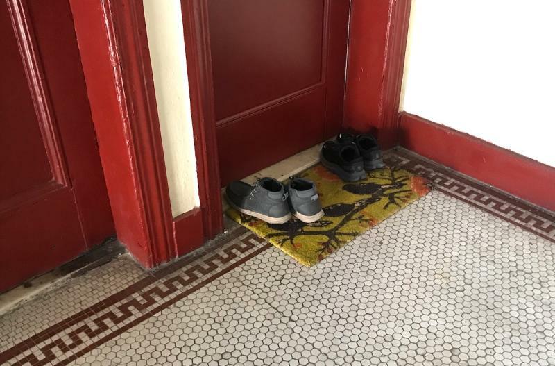 ニューヨークのアパート入り口。土禁の家庭では脱いだ靴は中に置かれることが多いが、このようにドアの外に置かれることも（靴を逆向きに揃えることはせず脱いだ方向のまま）。(c)Kasumi Abe