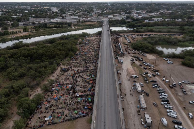 米・メキシコ国境に殺到する移民（2021年9月18日）。両国の収容所は衛生面が良くなく、まるで刑務所のようだと伝えられる。親子が引き裂かれるケースも少なくない。