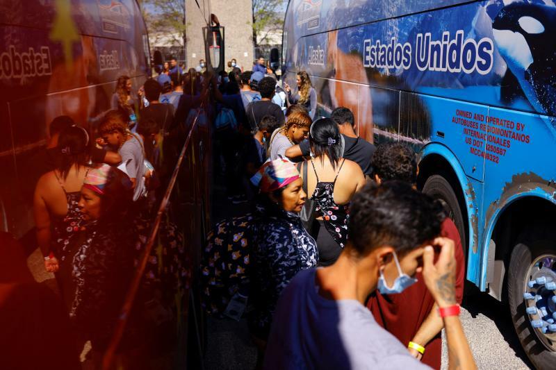南部からバスでNYに到着した移民（多くは亡命希望者）。NYを新天地として選ぶ人の多くはベネズエラ出身（NYT報道）。米はベネズエラのマドゥロ政権に経済制裁を課す一方、人道支援を継続している。