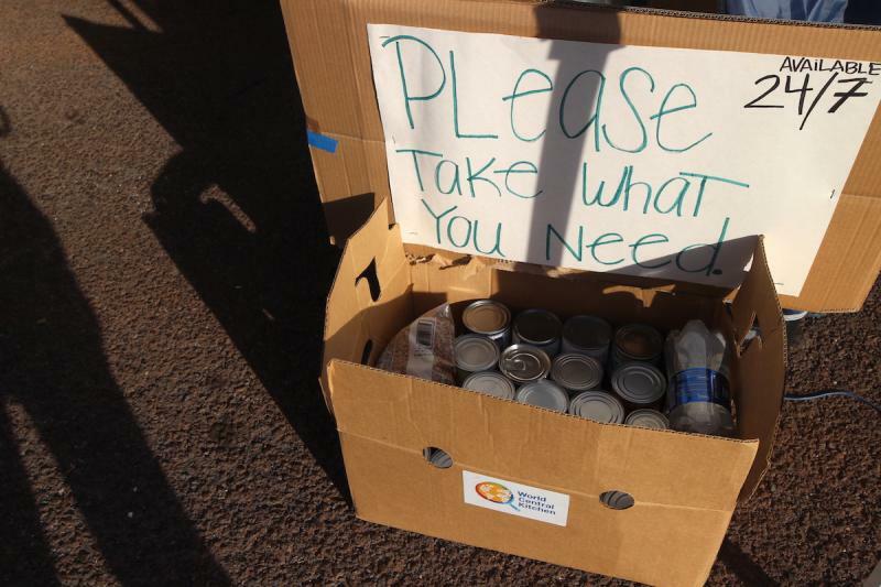 支援団体に「24時間いつでも必要なものをお取りください」と書かれた食料の缶詰。(c)Kasumi Abe
