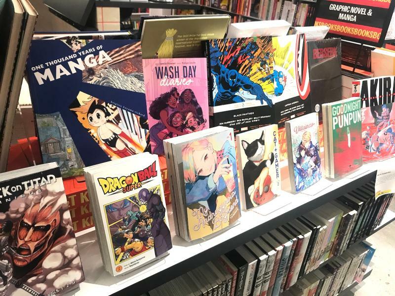NYマンハッタンの人気書店にて。店の「中央」に漫画コーナーが設置されている。(c) Kasumi Abe